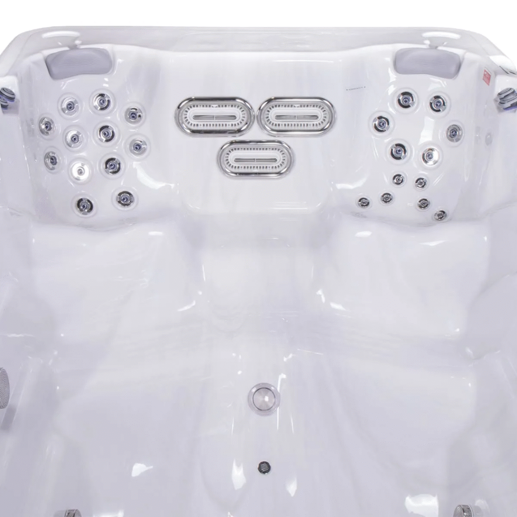 dichtbij gezichtspunt van een witte jacuzzi met meerdere jets en kussens westspa jacuzzi assortiment