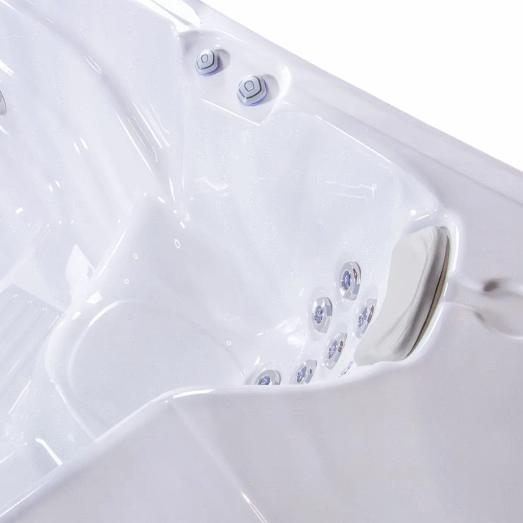 luxe jacuzzi met massagejets en hoofdsteun aangeboden door Westspa voor ontspanning en comfort