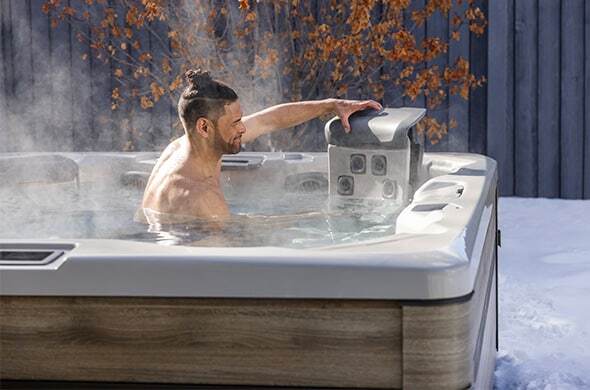 man geniet ontspannen van een bullfrog spa jacuzzi met persoonlijk instelbare jetpaks bij westspa