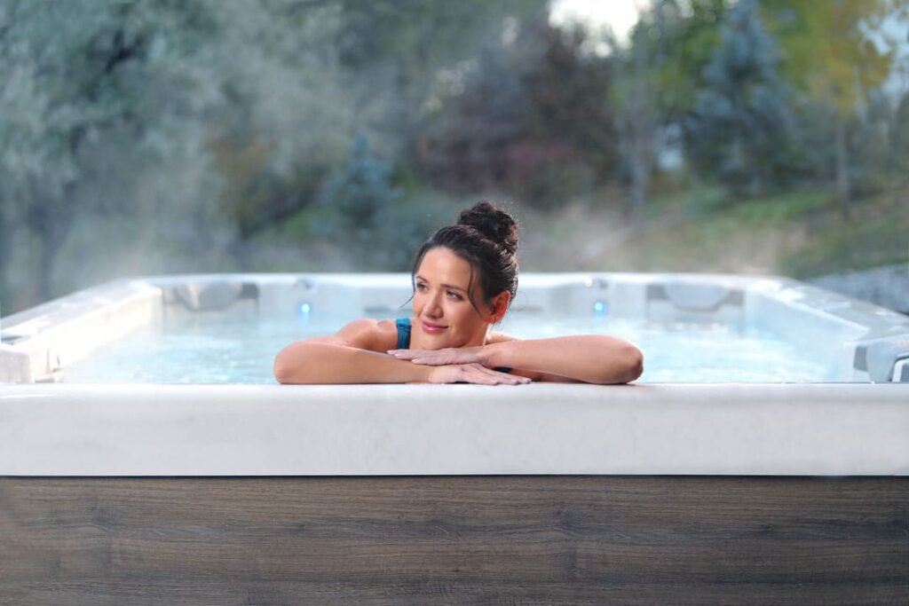 vrouw genietend in premium bullfrog spa jacuzzi met persoonlijk instelbare jetpaks bij westspa