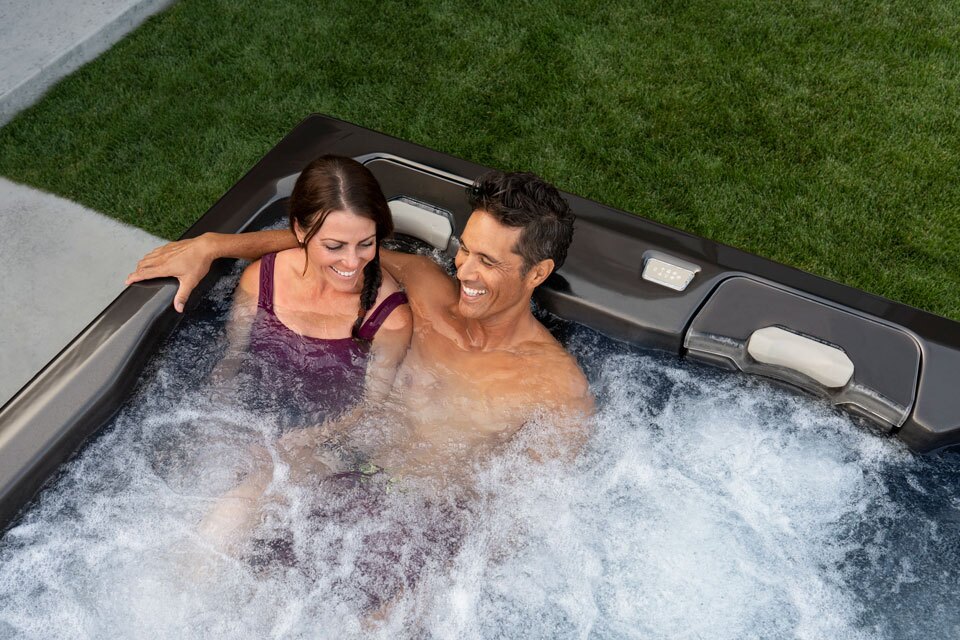 stel genietend in een bullfrog spa jacuzzi met instelbare jetpaks van premium kwaliteit bij Westspa